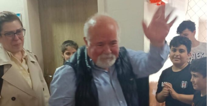 43 Yıllık öğretmenin son zili çaldı, Zonguldak’ta gözyaşları sel oldu
