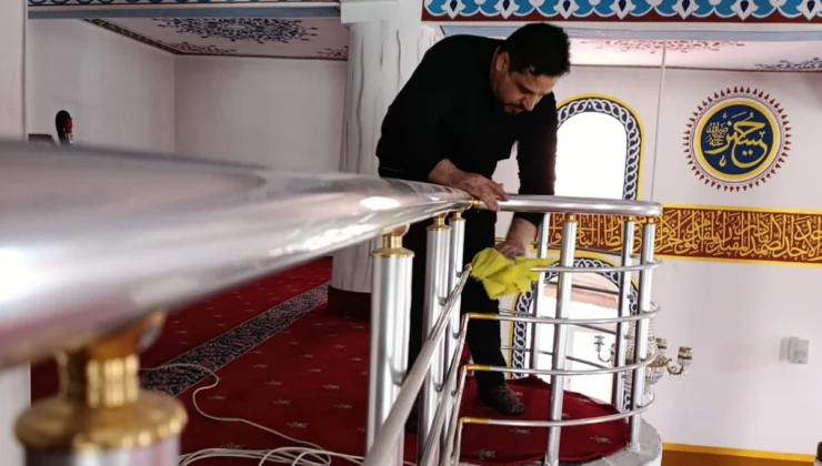 Ağrı'Da Elinde Bez, Gönlünde Hizmet… Cesim Hoca Camiyi Bayrama Hazırladı