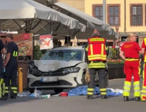 Almanya’da Araç Yayalara Daldı! 2 Ölü, Çok Sayıda Yaralı Var