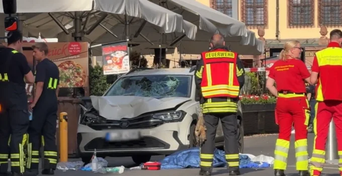 Almanya’da Araç Yayalara Daldı! 2 Ölü, Çok Sayıda Yaralı Var