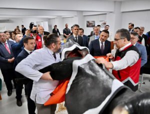 Bakan Yardımcısı Gümen Türkiye’nin ilk klinik laboratuvarını inceledi