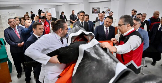Bakan Yardımcısı Gümen Türkiye’nin ilk klinik laboratuvarını inceledi