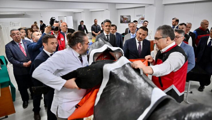 Bakan Yardımcısı Gümen Türkiye’nin ilk klinik laboratuvarını inceledi
