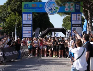 Çeşme’de Rekor Katılım… 43 Ülkeden 3 Bin 450 Sporcu Rüzgar Eşliğinde Koştu