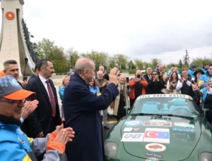 Cumhurbaşkanı Erdoğan, Ralli Kafilesini Külliye’den Uğurladı