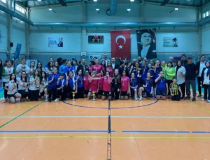 Futsal'Da Şampiyon Elmasbahçeler Salih Şeremet Ortaokulu