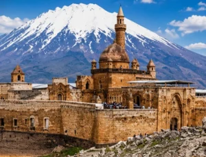 İshak Paşa Sarayı Bayramda Ziyaretçi Akınına Uğradı