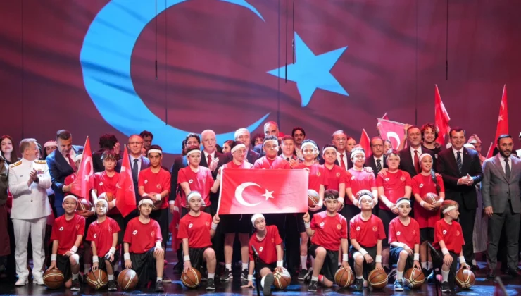 İstanbul Akm Kırmızı-Beyaza Büründü