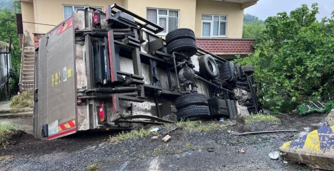 Karadeniz Ereğli’de virajı alamayan kamyonet devrildi: 1 yaralı