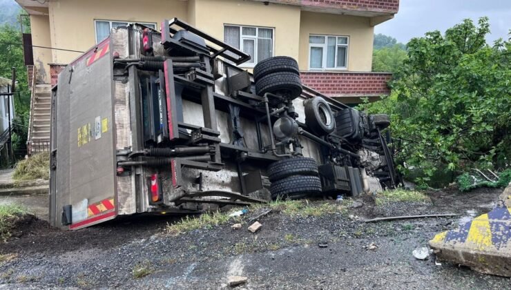 Karadeniz Ereğli’de virajı alamayan kamyonet devrildi: 1 yaralı
