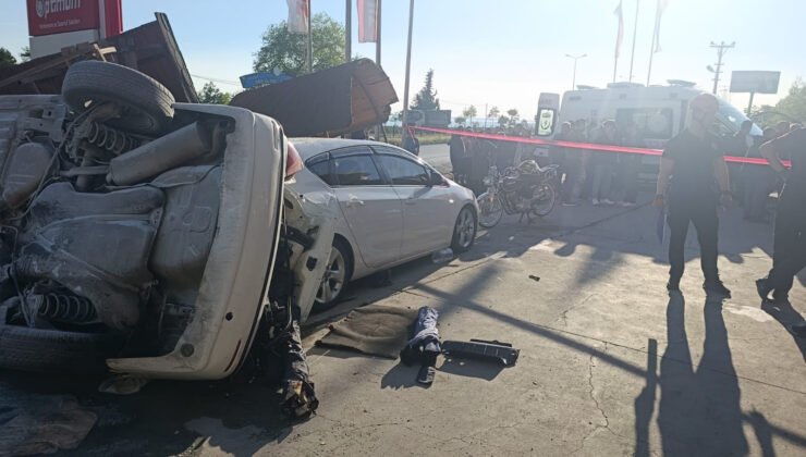Kontrolden çıkan otomobil benzin istasyonundaki çocukların arasına daldı