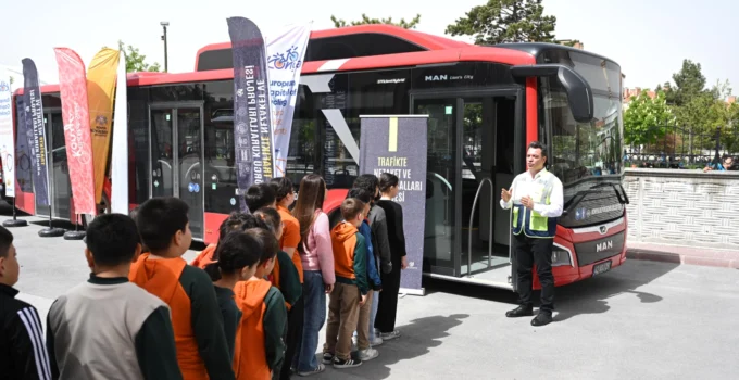 Konya’daki Öğrenciler “Nezaket Otobüsü” Ile Öğreniyor