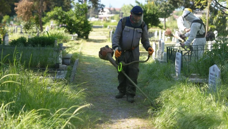Mezarlıklar Kurban Bayramı Öncesi Temizleniyor