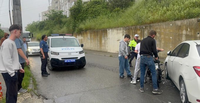 Motosiklet otomobile çarptı, kaza anı kamerada