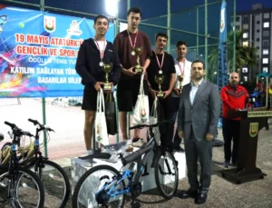 Tenis Şampiyonları Ödüllerini Aldı