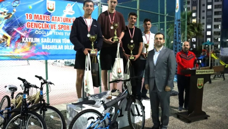 Tenis Şampiyonları Ödüllerini Aldı