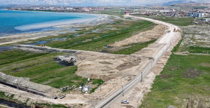 Van Gölü Sahil Yolu’nun Son Etabında Çalışmalar Sürüyor