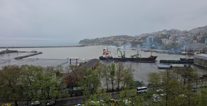 Zonguldak Limanı’nda Renk Değişimi: Çamur Denizi Sarıya Boyadı