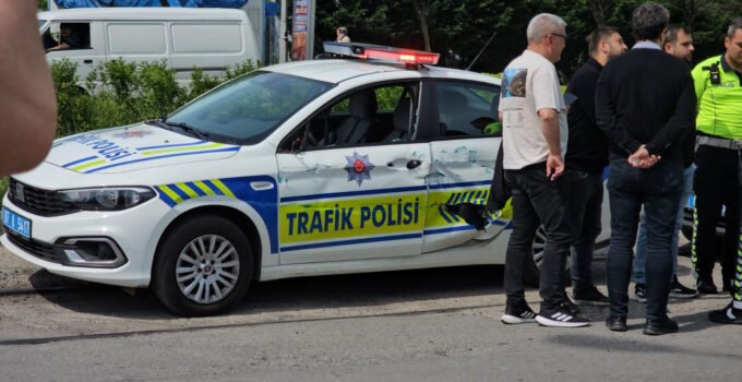 Zonguldak’ta korkutan kaza, geri manevra yapan tren polis otosuna çarptı