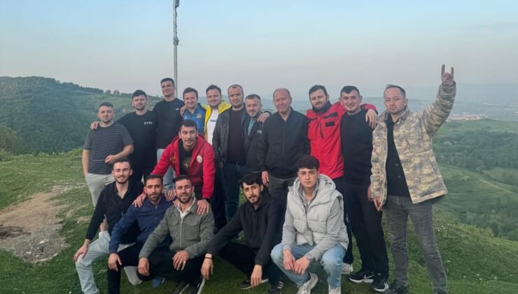 Zonguldak’ta köy gençleri zirveye Türk bayrağı dikti