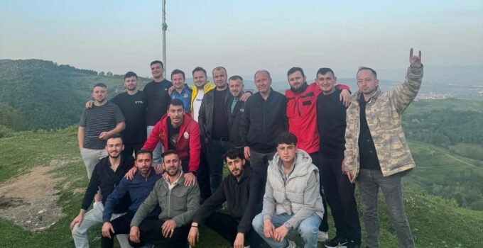 Zonguldak’ta köy gençleri zirveye Türk bayrağı dikti