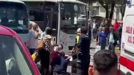 Zonguldak’ta minibüsün altında kalan kadını vatandaşlar kurtardı