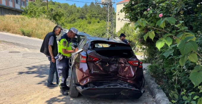 Yokuş Çıkarken Geri Kayan Otomobil Kavak Ağaca Çarptı: 3 Yaralı