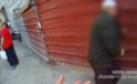 Zabıtaya direnen seyyar satıcı cinnet getirdi, başını demir kapıya vurdu