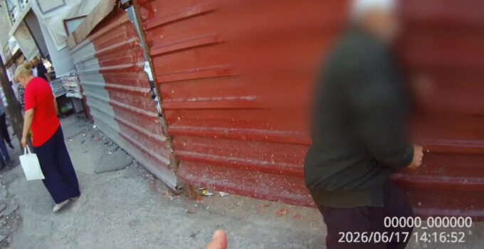 Zabıtaya direnen seyyar satıcı cinnet getirdi, başını demir kapıya vurdu
