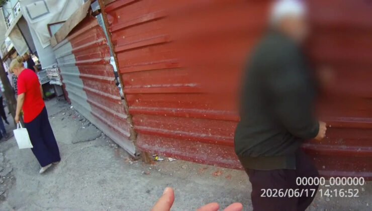 Zabıtaya direnen seyyar satıcı cinnet getirdi, başını demir kapıya vurdu