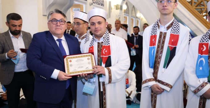 Rektör Özölçer, Hafızlık İcazet Merasimi’nde Genç Hafızların Sevincine Ortak Oldu