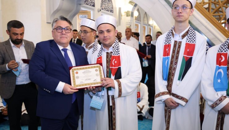 Rektör Özölçer, Hafızlık İcazet Merasimi’nde Genç Hafızların Sevincine Ortak Oldu