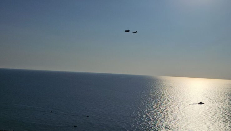 Zonguldak’ın 105. Kurtuluş Yıl Dönümünde Kozlu Sahilinde Gösteri Uçuşu