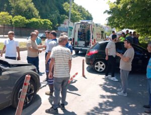 Zonguldak’ta Zincirleme Kaza: Kontrolden Çıkan Araç Cami Avlusuna Daldı