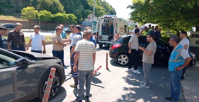 Zonguldak’ta Zincirleme Kaza: Kontrolden Çıkan Araç Cami Avlusuna Daldı