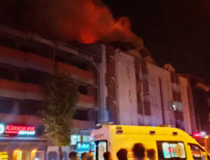 Çaycuma’da 4 katlı binanın çatısı alevlere teslim oldu
