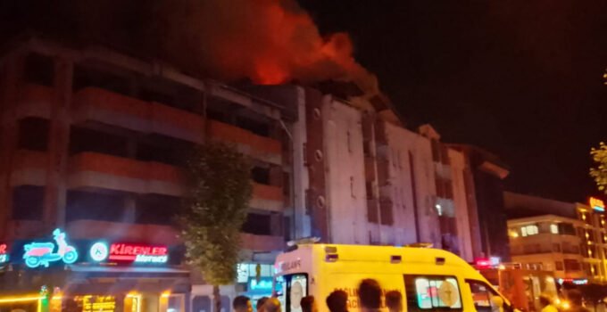 Çaycuma’da 4 katlı binanın çatısı alevlere teslim oldu