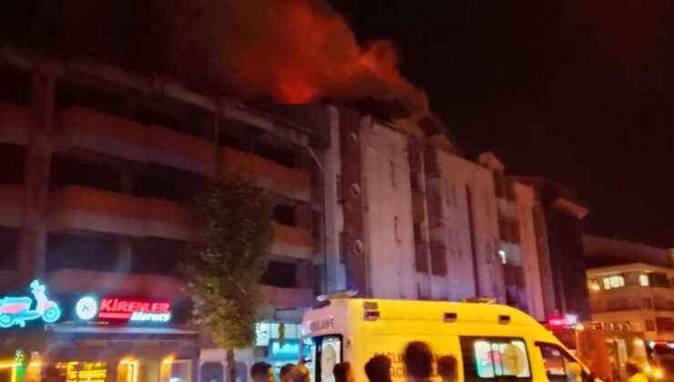 Çaycuma’da 4 katlı binanın çatısı alevlere teslim oldu