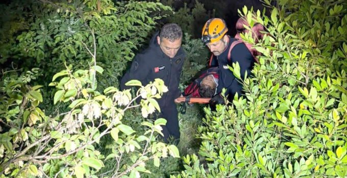 Kayalıklardan düşen amatör balıkçı zorlu bir operasyonla kurtarıldı
