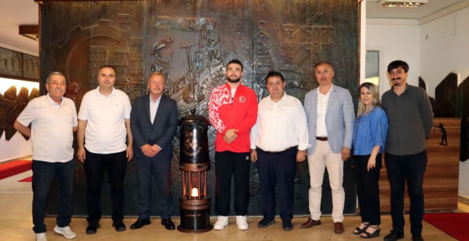 Dünya Şampiyonu’ndan GMİS’e ziyaret