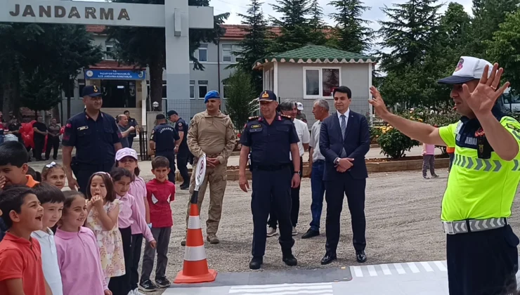 Bilecik Pazaryeri’nde Jandarma Öğrencilerle Buluştu