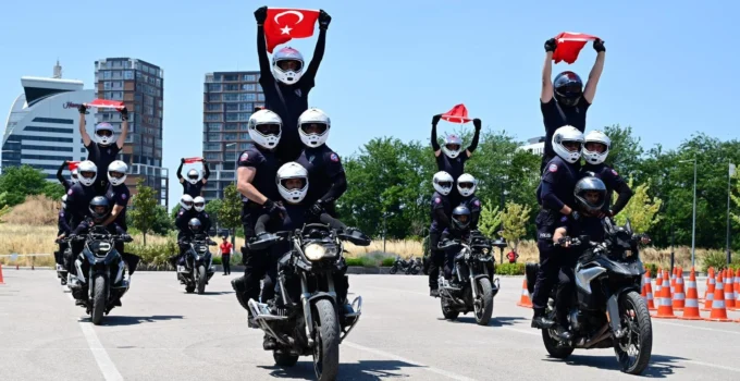 Bursa'Da 'Motosikletli Polis Timleri' Eğitimi Tamamlandı