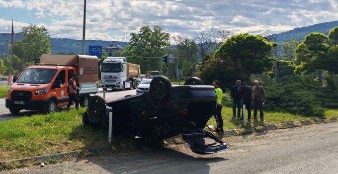 Çaycuma’da çarpışan otomobillerden biri takla attı