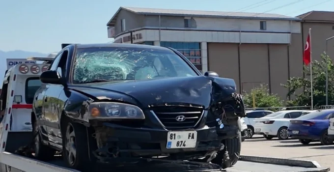 Düzce’de Otomobil Karşı Şeride Geçti: 2 Yaralı!