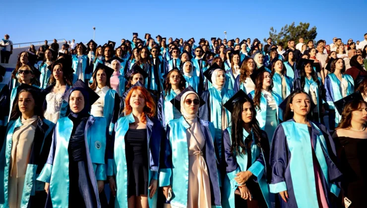 Geleceğin Hemşirelerinden Mezuniyet Sevinci