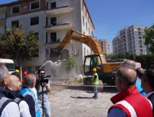 İstanbul Beylikdüzü’nde Riskli Site Yıkıldı! İbb'Den 'Dönüşüm' Mesajı