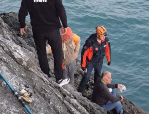 Kayalıklardan düşen amatör balıkçıyı ekipler kurtardı
