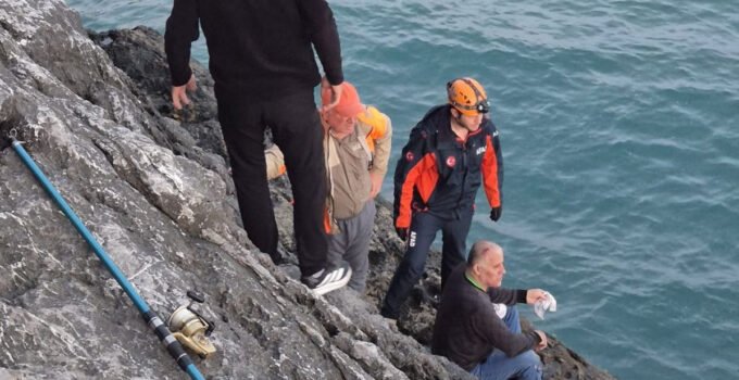 Kayalıklardan düşen amatör balıkçıyı ekipler kurtardı