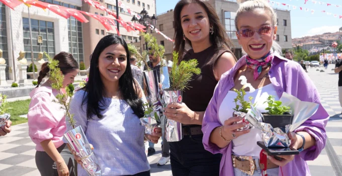 Keçiören'De Uyuşturucuyla Mücadele Günü Kapsamında Fidan Ve Fide Dağıtıldı