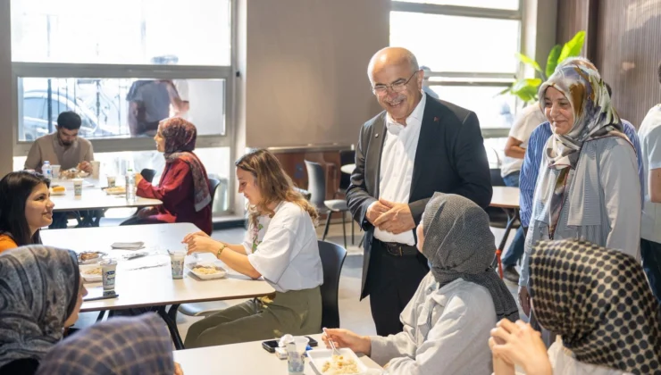 Malatya Şehir Kütüphanesi'Nde Öğrencilere Yemek Ikramı